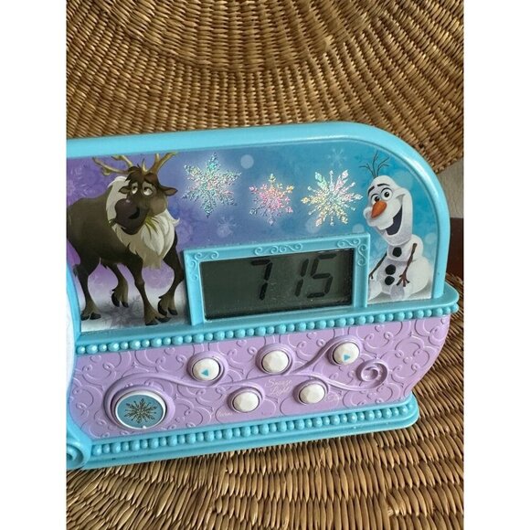 Disney’s Frozen Anna & Elsa clock - Picture 4 of 10
